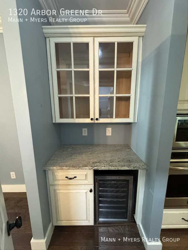 1320 Arbor Greene Dr - Photo 3 of 22