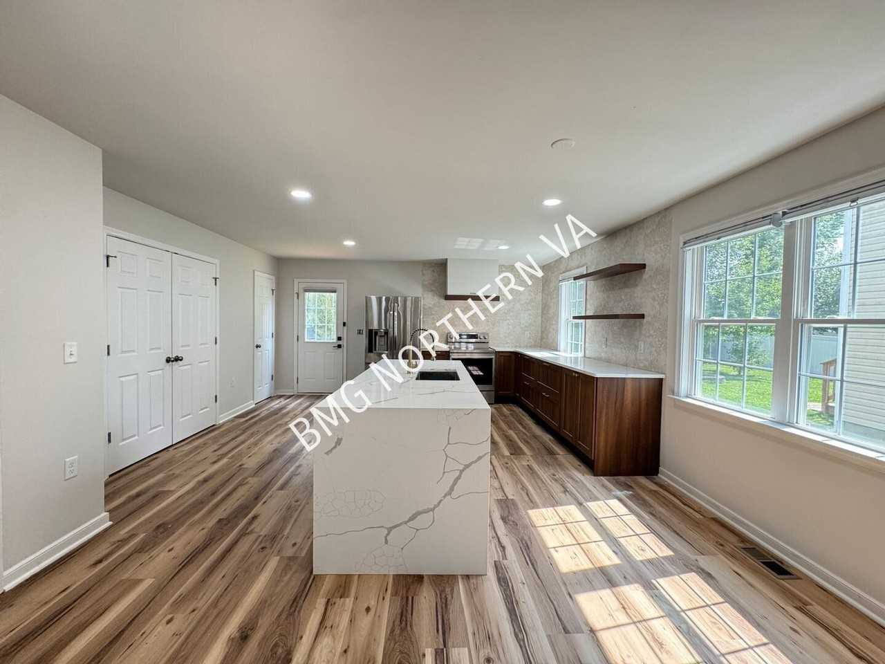 8509 Engleside St - Photo 7 of 48