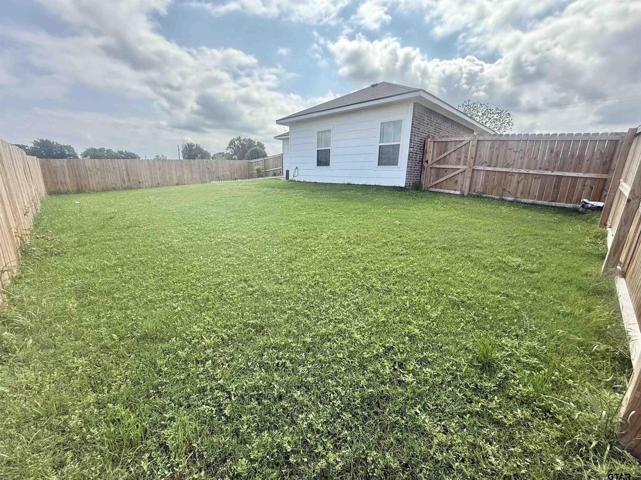 989 Martin St - Photo 2 of 10