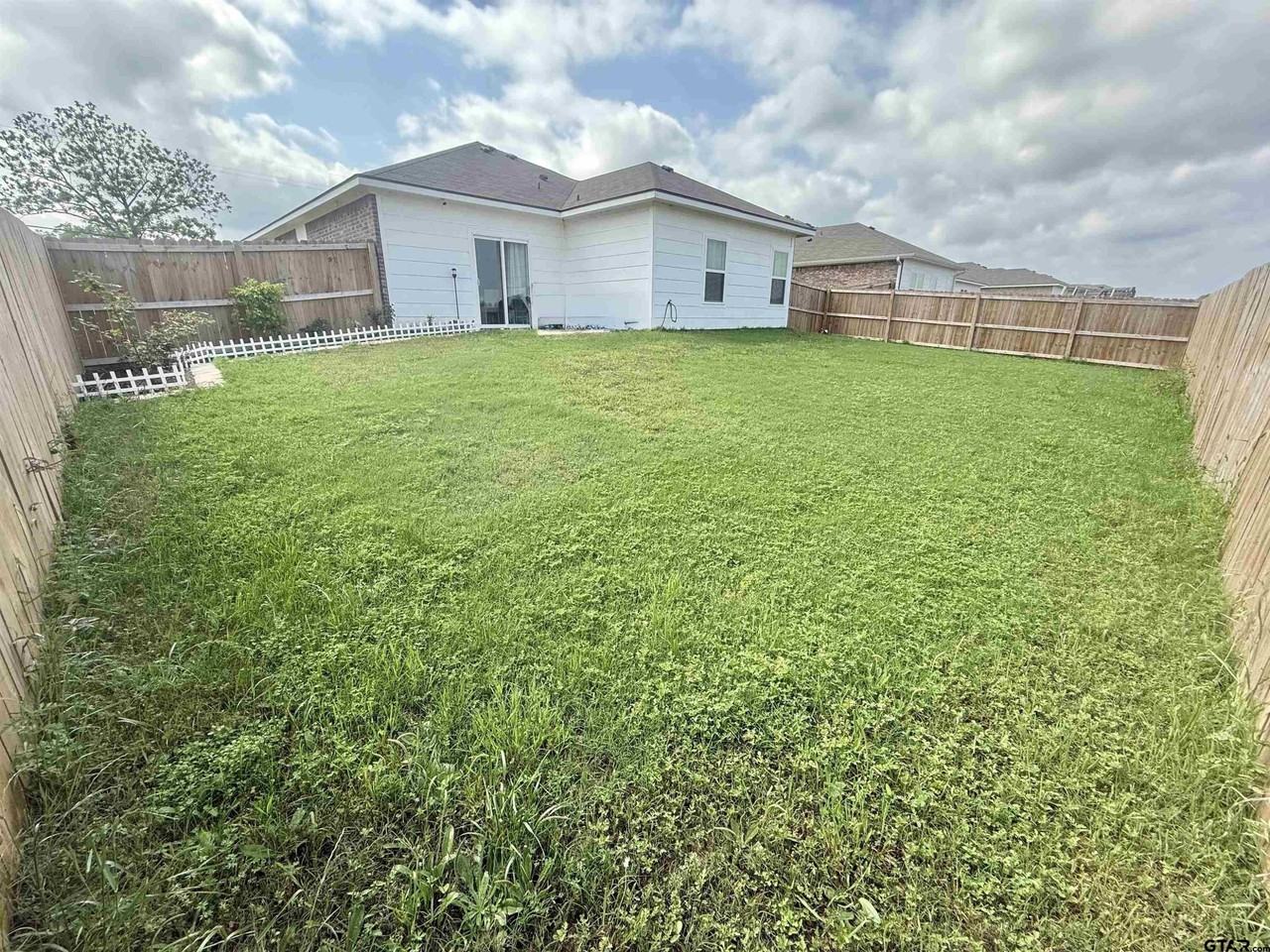 989 Martin St - Photo 3 of 10