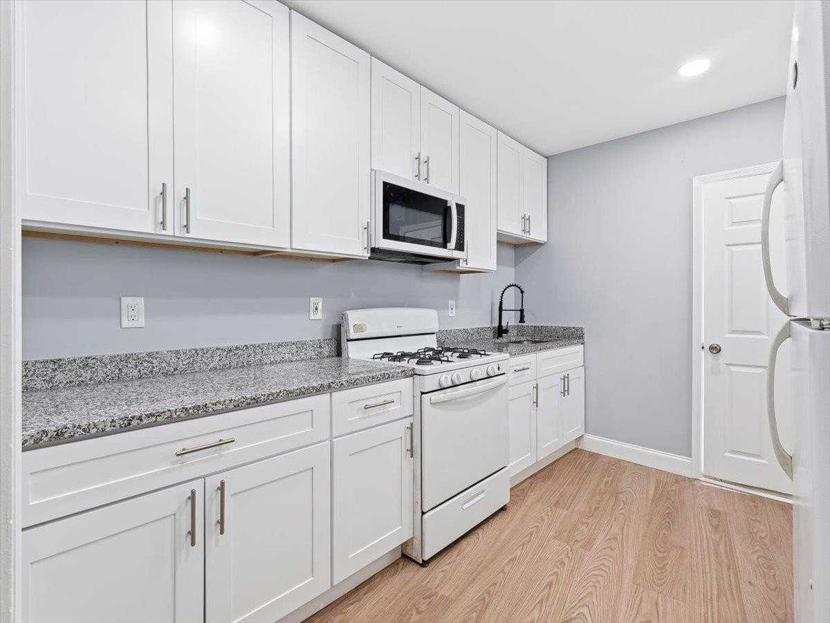 73 Terrace Ave - Photo 4 of 31