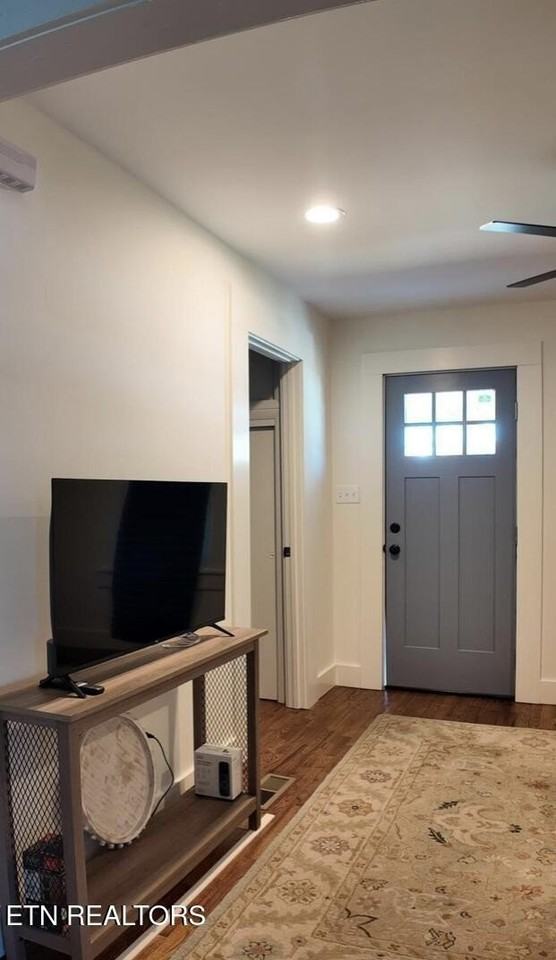2528 E Glenwood Ave - Photo 2 of 10
