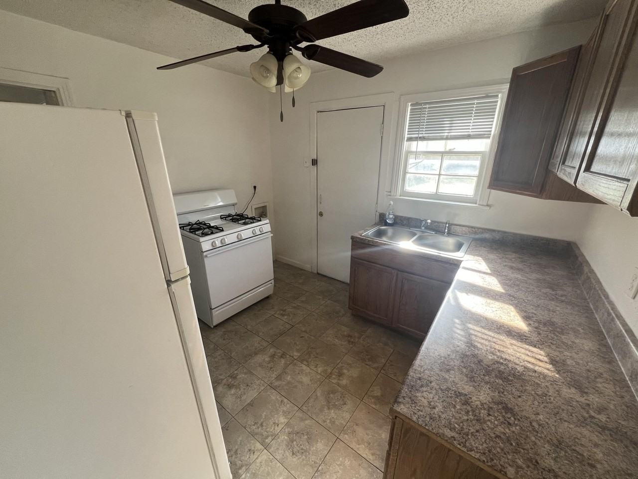 2615 36th St - Photo 4 of 10