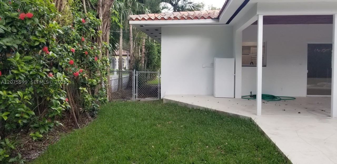 702 Tibidabo Ave - Photo 4 of 18