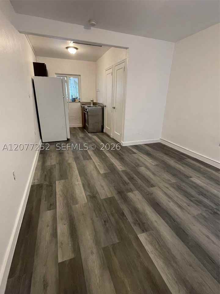 430 Sw 6th Ave #2 - Photo 2 of 5