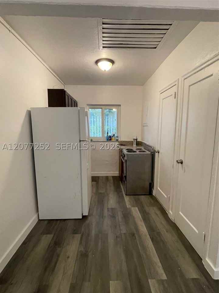 430 Sw 6th Ave #2 - Photo 3 of 5