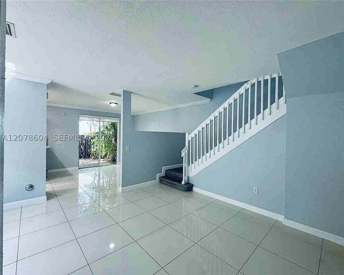 1035 Ne 207th Ter - Photo 3 of 18