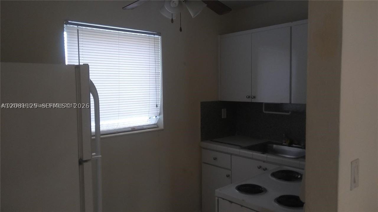 2441 Sw 27th Ave #3 - Photo 3 of 4