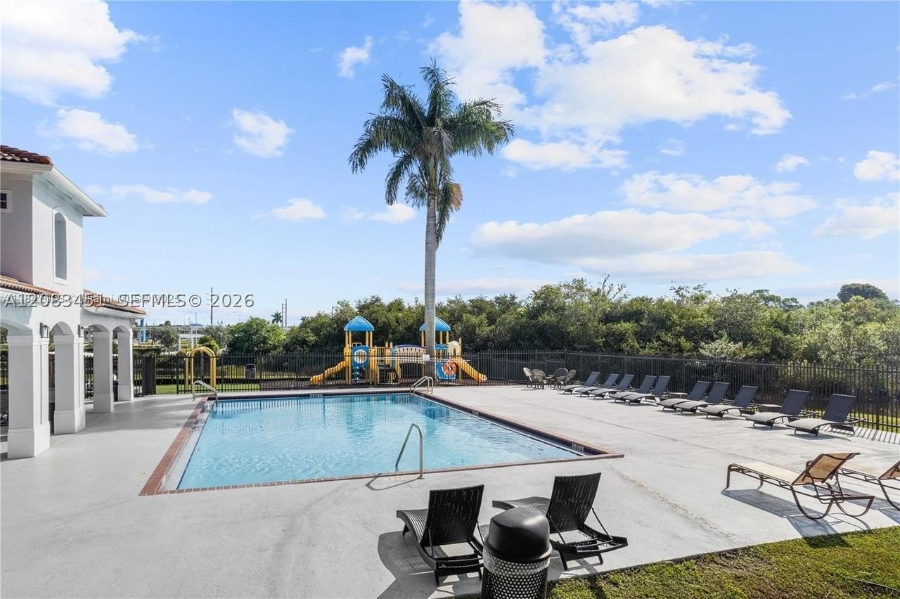 833 Sw 148th Pl #833 - Photo 4 of 13