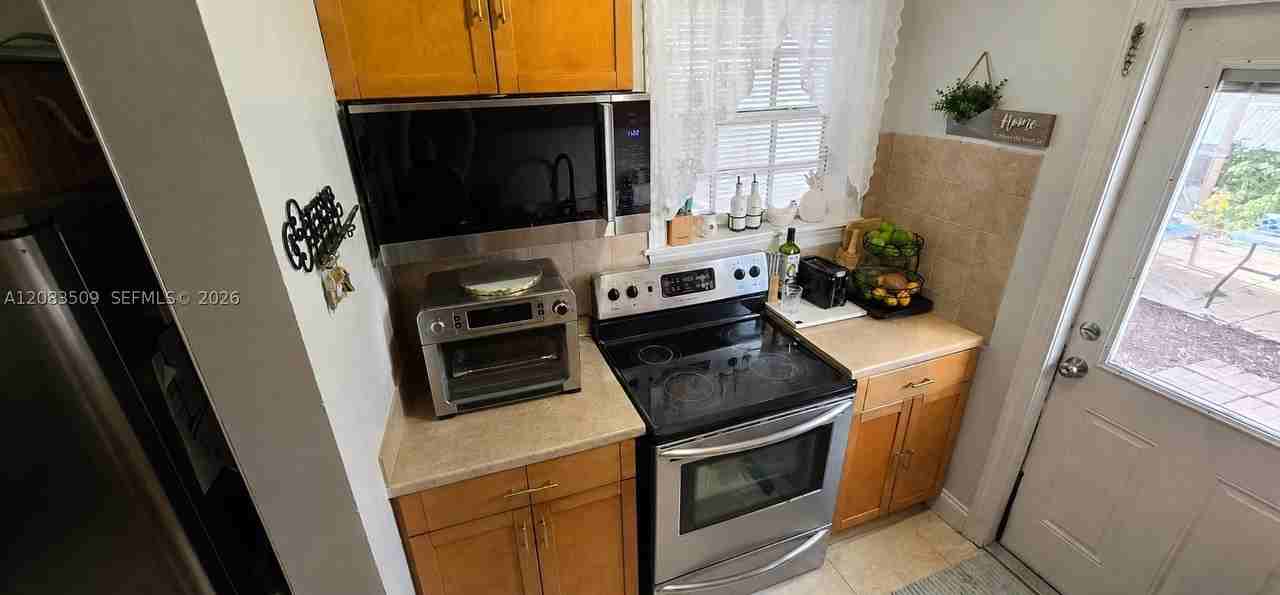 1533 Ne 48th St #ST - Photo 7 of 28