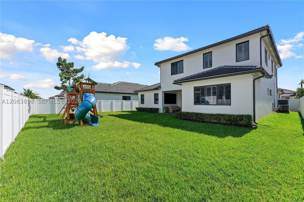 4406 Sw 176th Ave - Photo 2 of 7