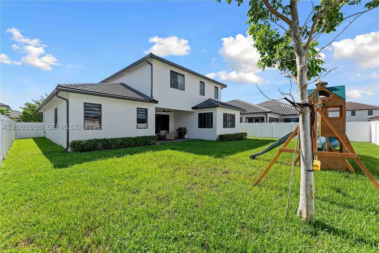 4406 Sw 176th Ave - Photo 4 of 7