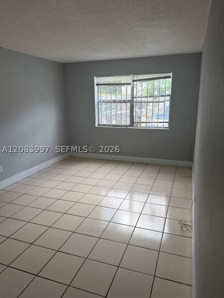 1330 Ne 127th St #5 - Photo 3 of 6