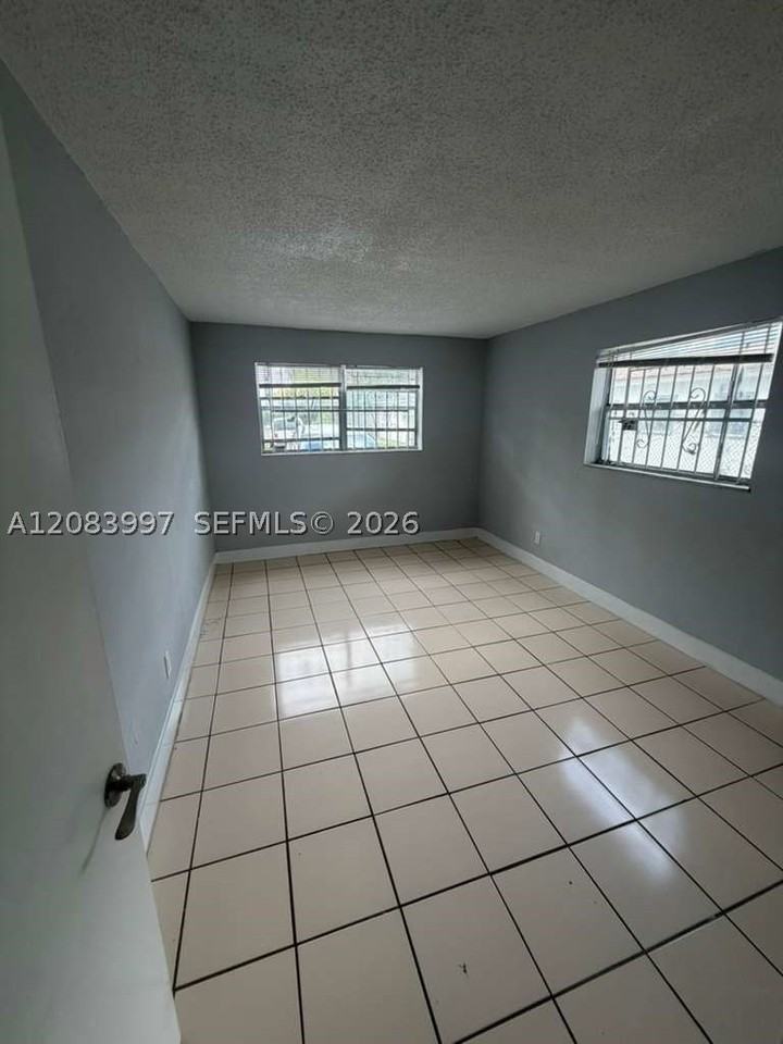1330 Ne 127th St #5 - Photo 4 of 6