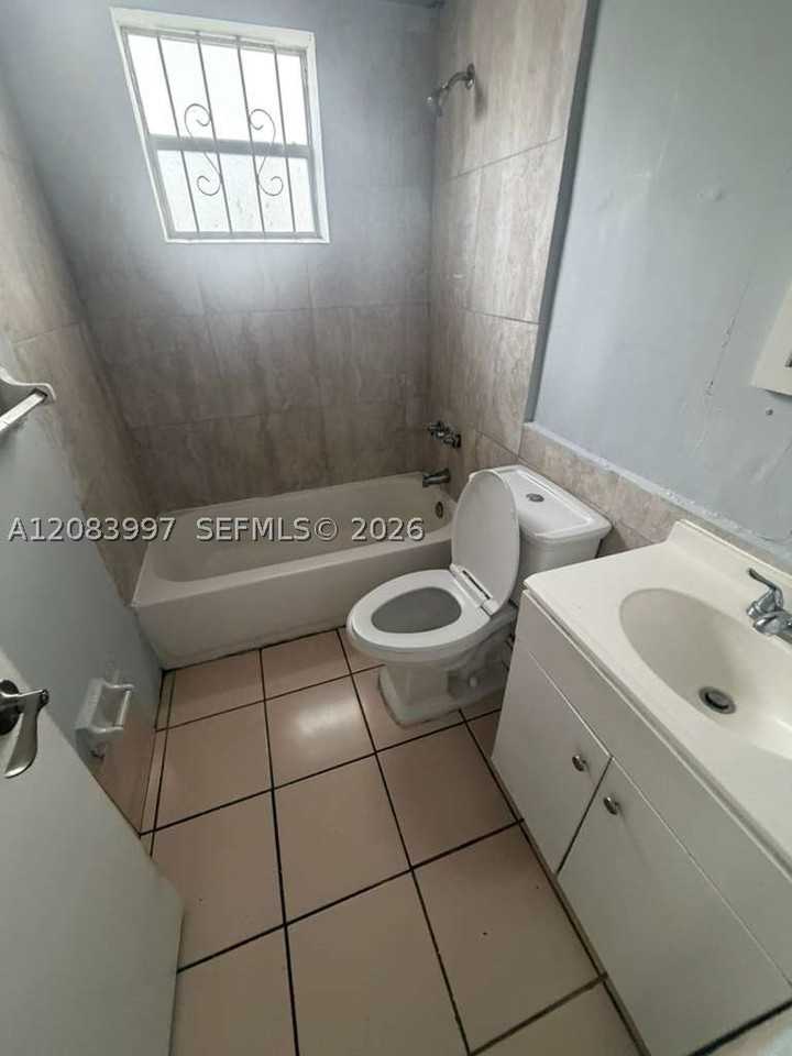 1330 Ne 127th St #5 - Photo 5 of 6