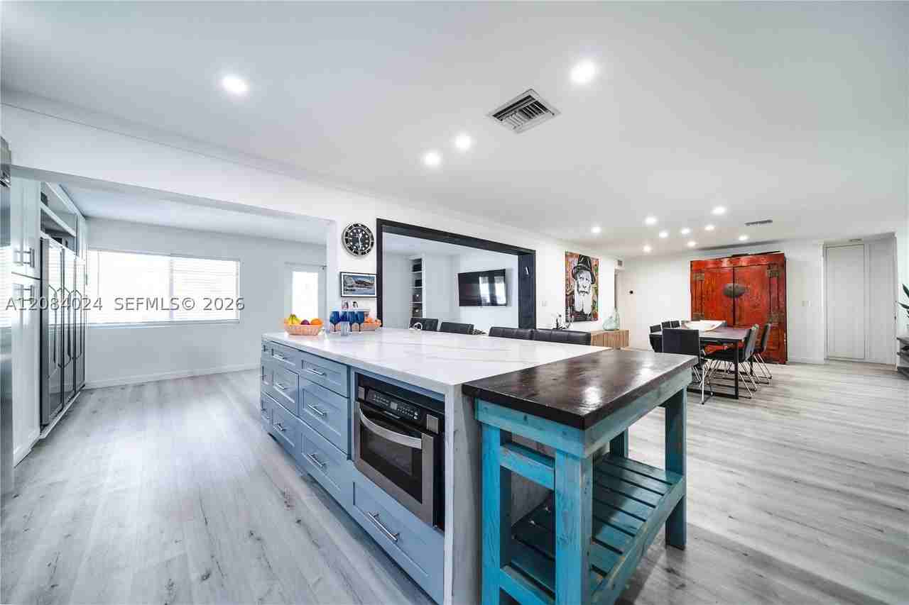 1301 Funston St - Photo 4 of 32