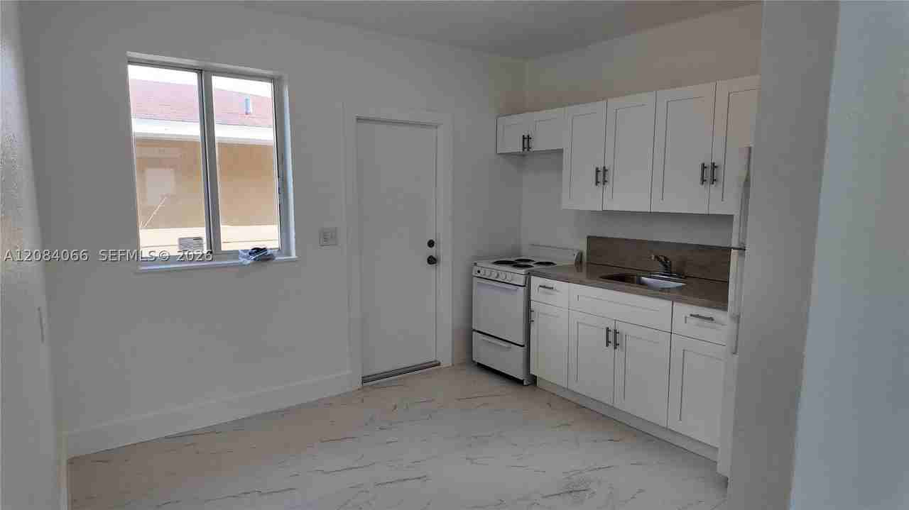 3737 Nw 20th Ave #3737 - Photo 5 of 15