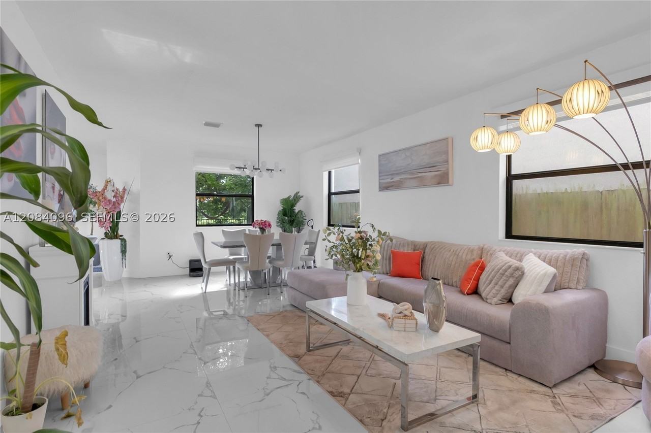 133 Ne 25th Ter #0 - Photo 5 of 21