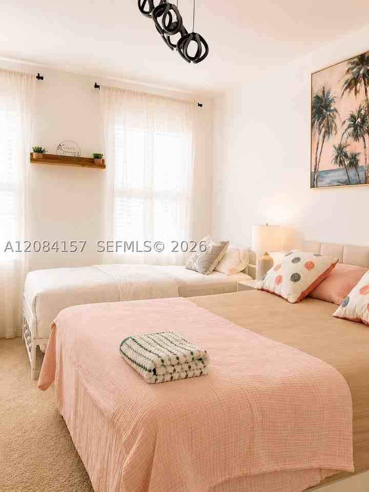 137 Ne 14th Ave - Photo 3 of 16