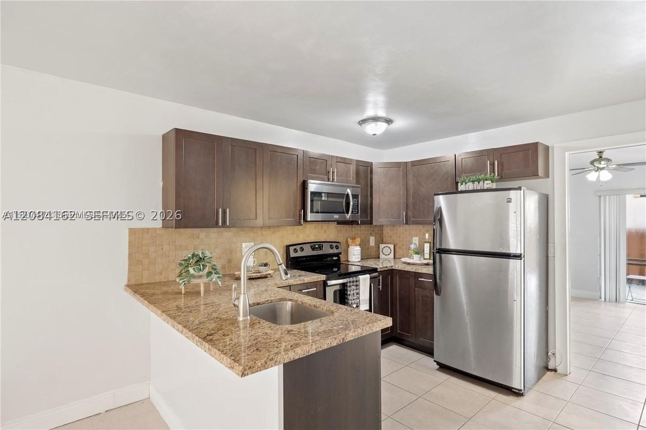 7241 Miami Lakes Dr #D19 - Photo 4 of 22