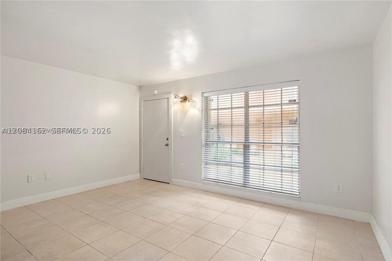 7241 Miami Lakes Dr #D19 - Photo 6 of 22