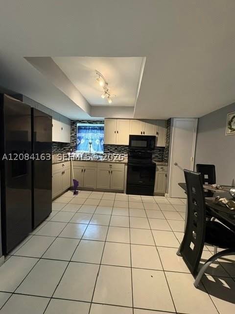 441 Ne 43rd St - Photo 3 of 18