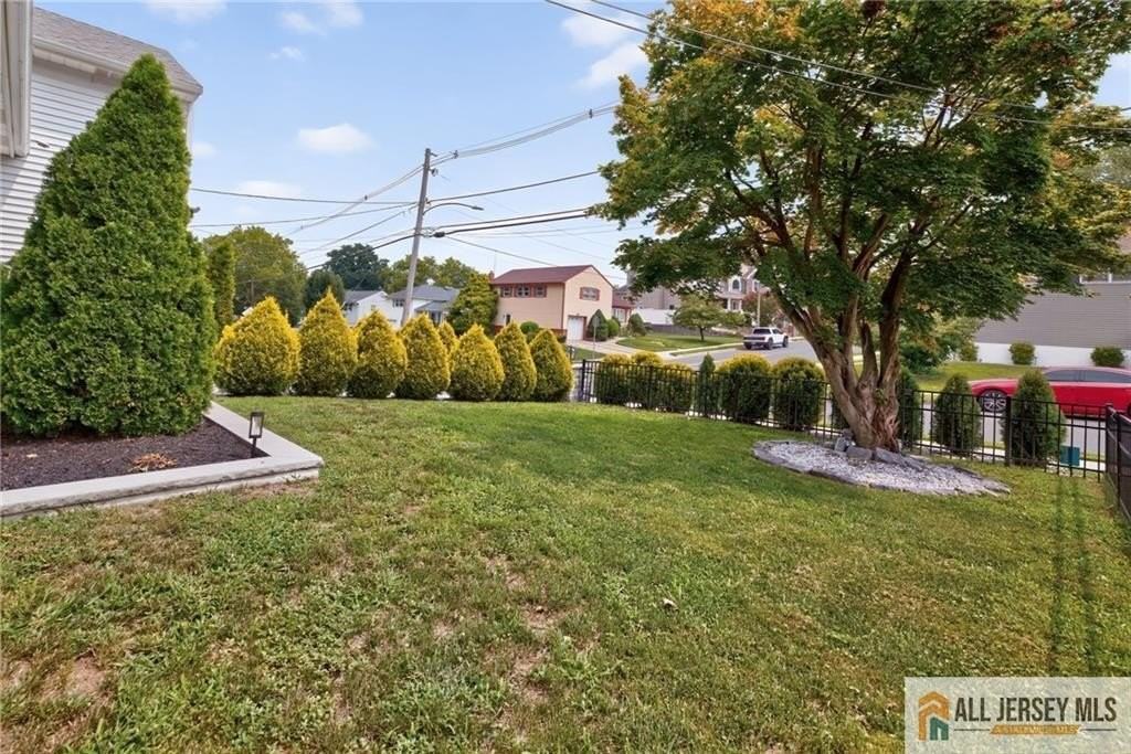 47 Leonardine Ave - Photo 4 of 23