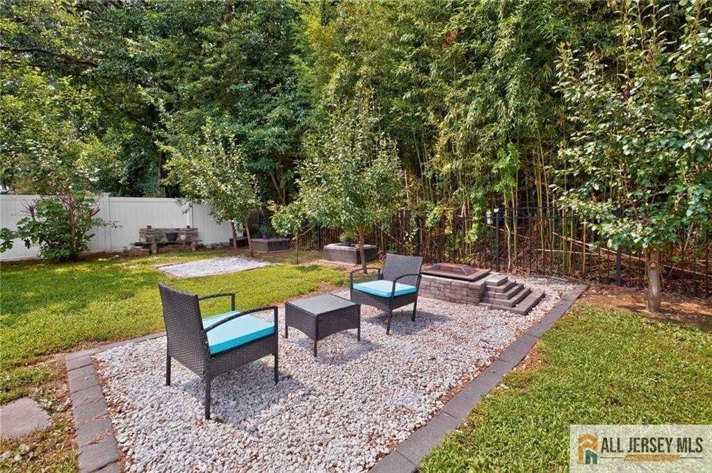 47 Leonardine Ave - Photo 6 of 23