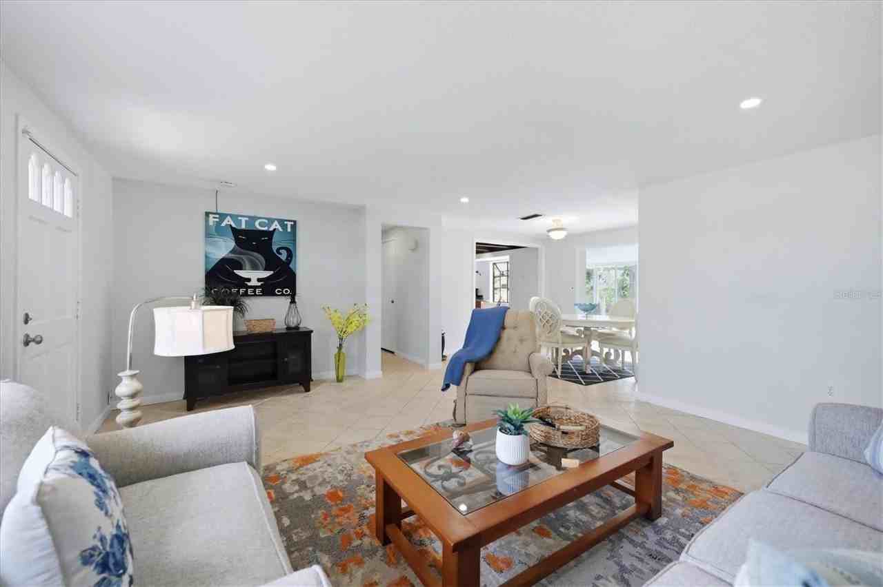 5847 Regent Rd - Photo 7 of 50