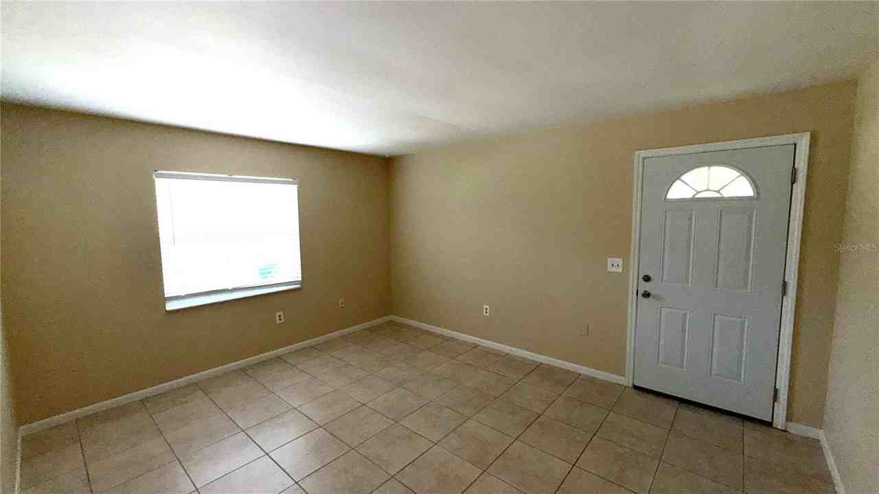 215 E Hibiscus Dr - Photo 2 of 15