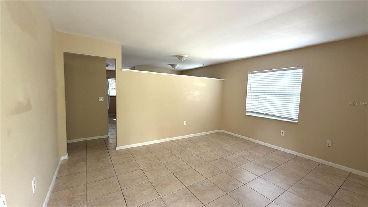 215 E Hibiscus Dr - Photo 3 of 15