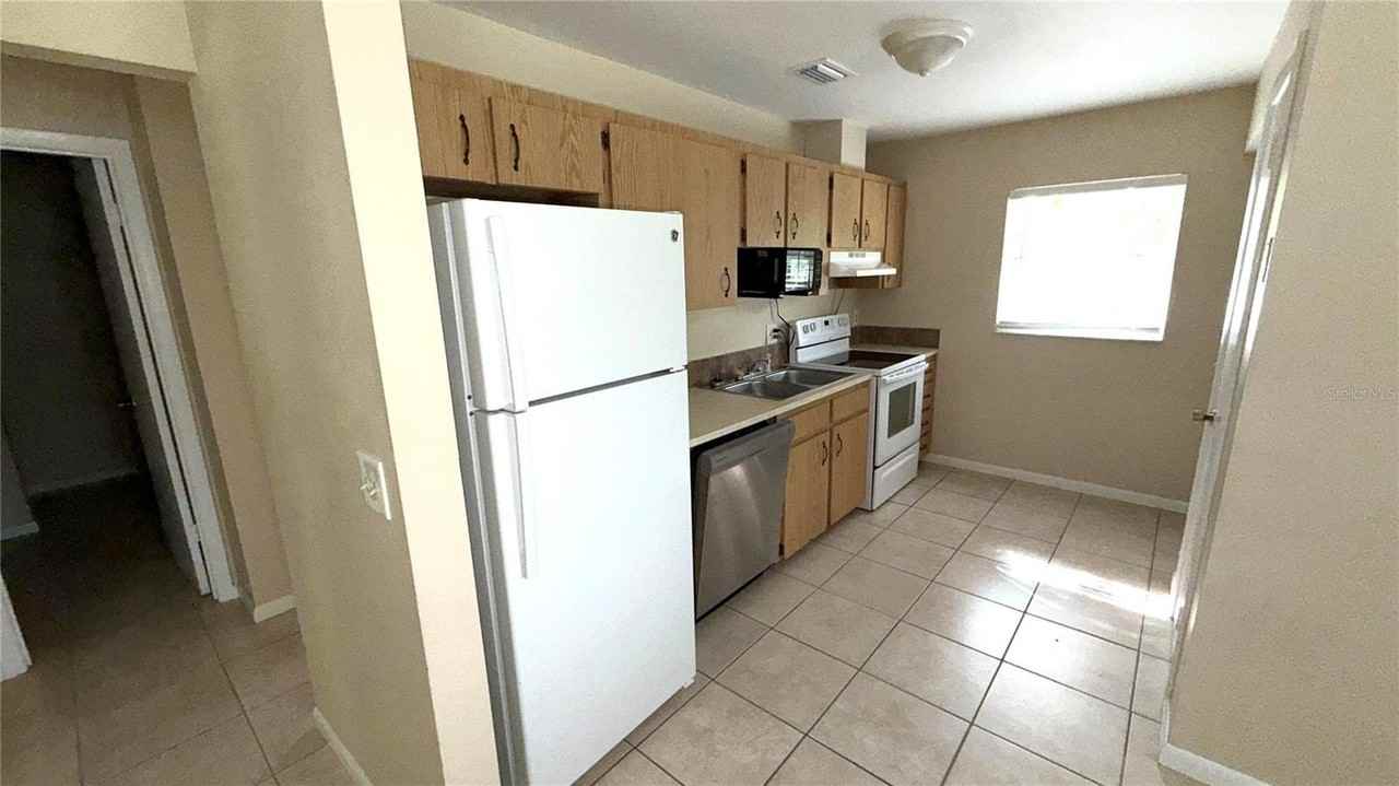 215 E Hibiscus Dr - Photo 4 of 15