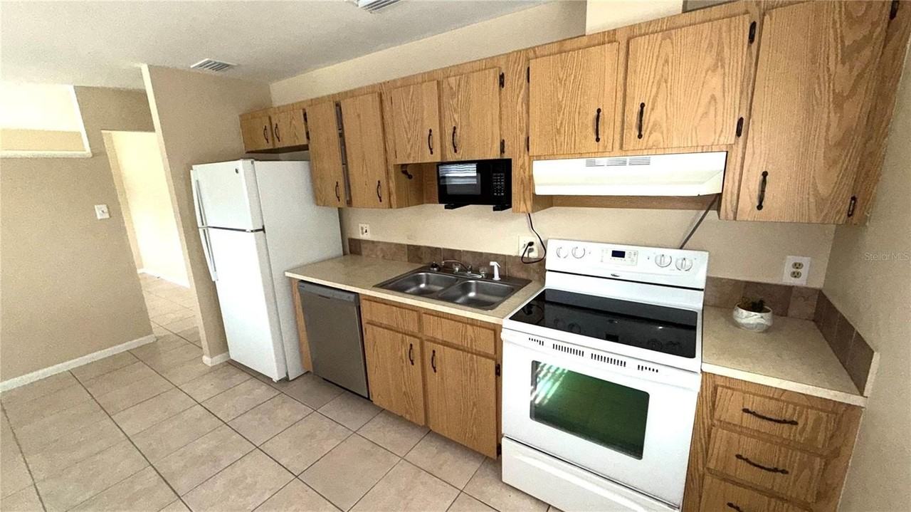 215 E Hibiscus Dr - Photo 5 of 15