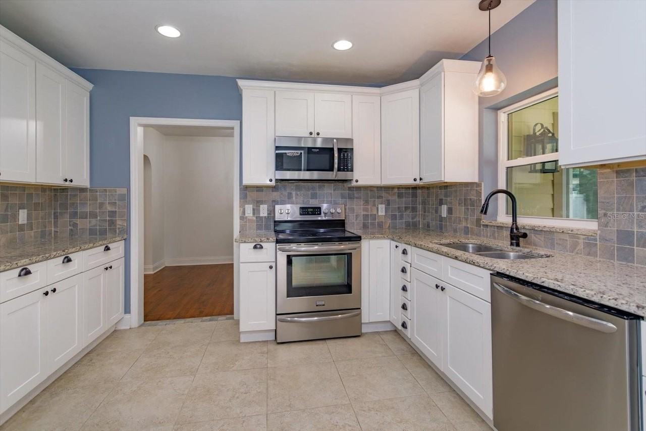 706 Florida St - Photo 6 of 24