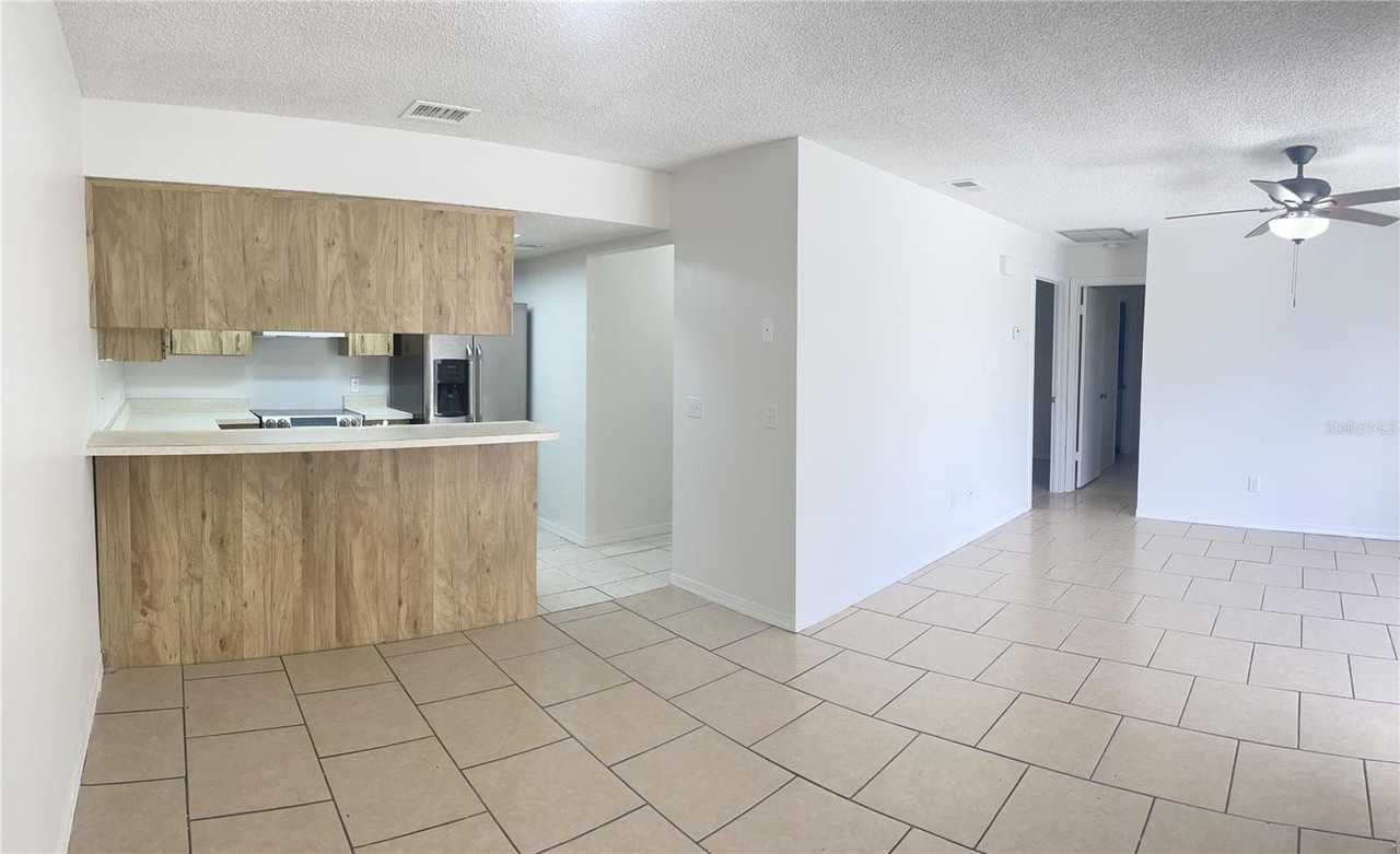 3255 Bloomingdale Villas Ct - Photo 2 of 15