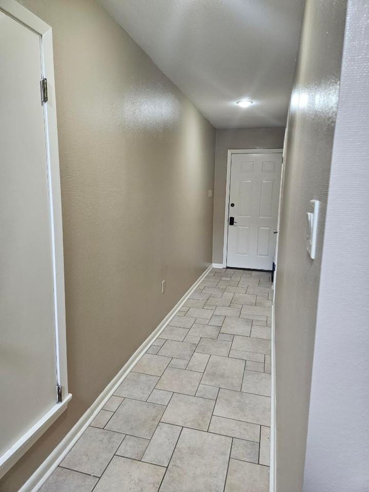2711A Greenbriar Dr #1 - Photo 7 of 23