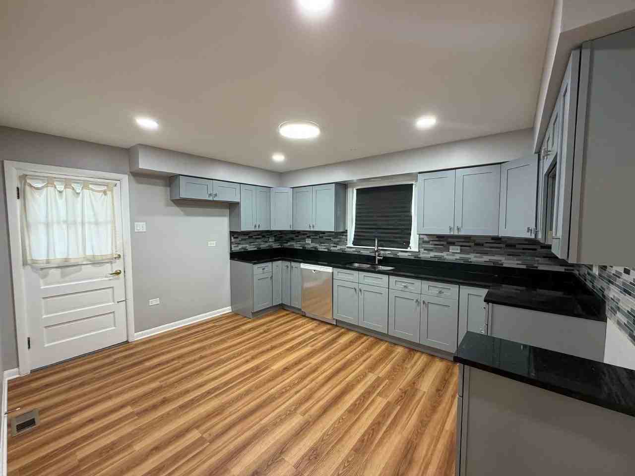 9243 Lynwood Dr - Photo 4 of 16