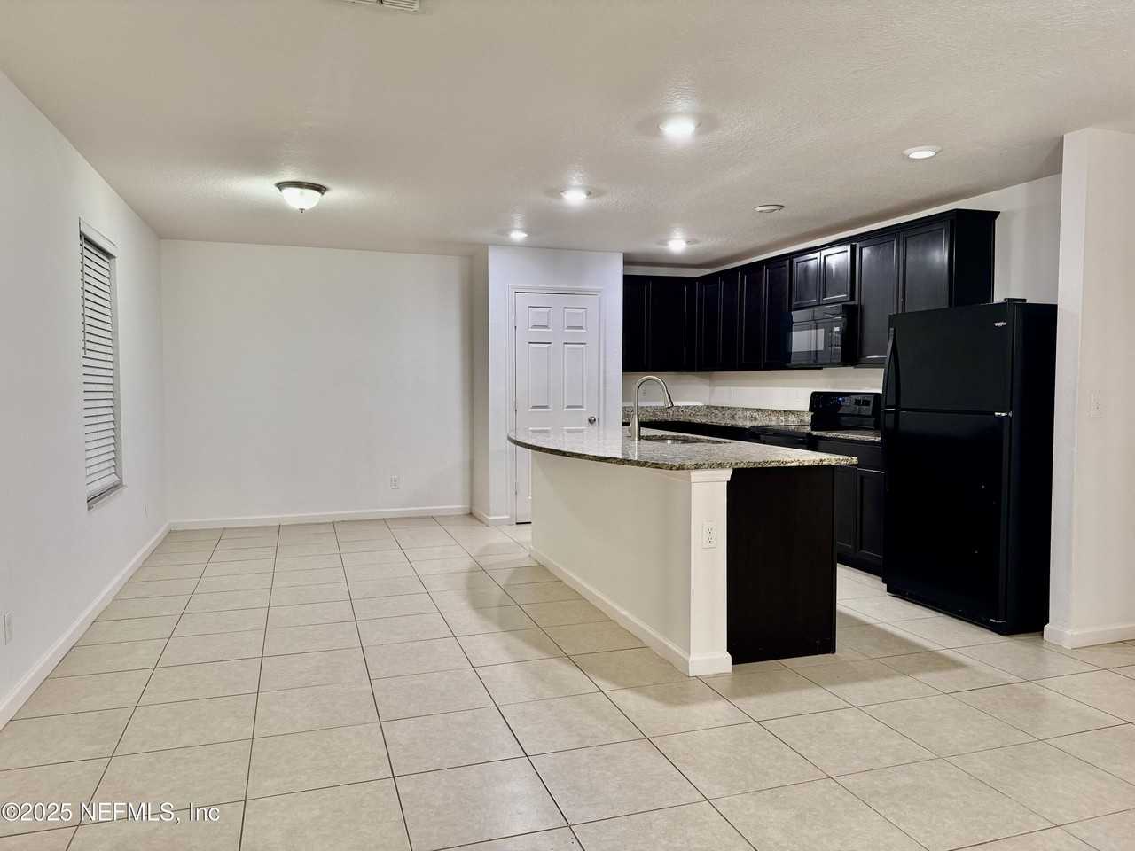 8709 Lake George Cir E - Photo 3 of 16