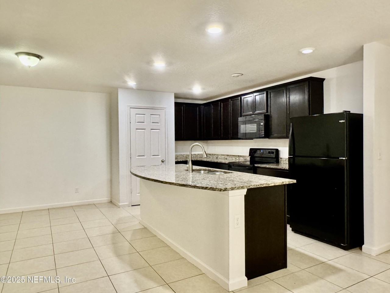 8709 Lake George Cir E - Photo 4 of 16