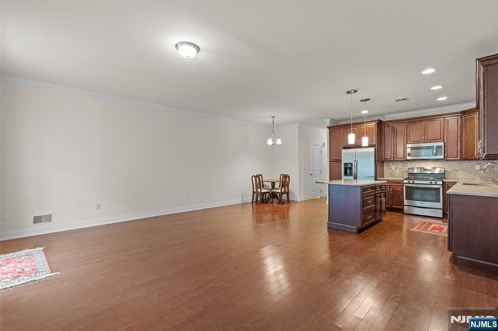 52 Parkside Dr - Photo 4 of 27