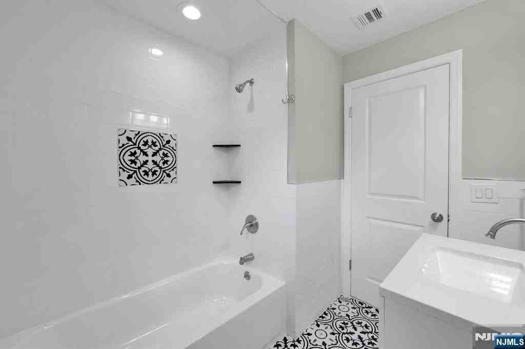 164 New York Ave - Photo 7 of 14
