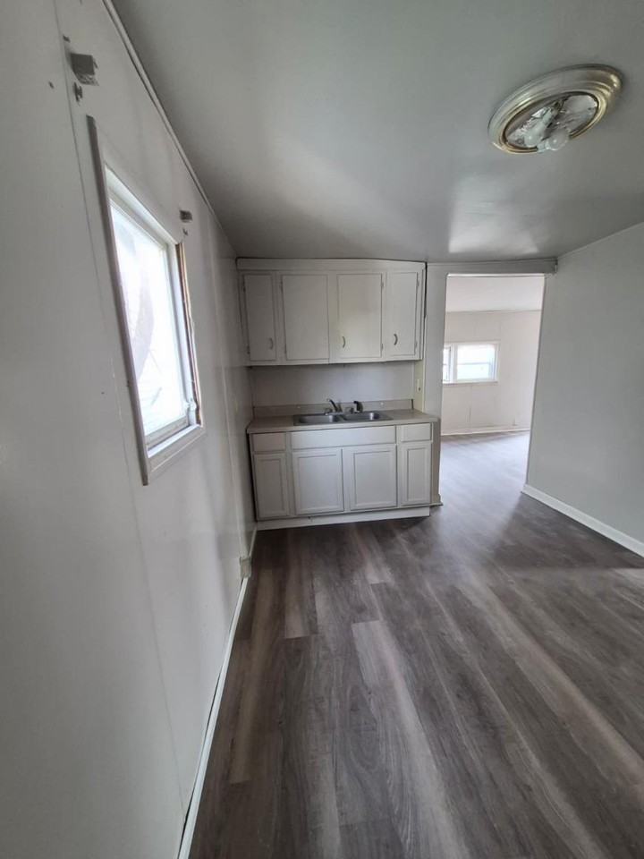1621 1/2 Halford St - Photo 4 of 6