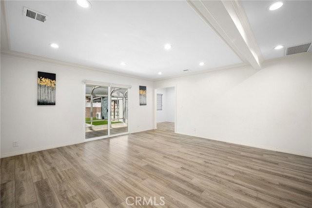 11007 Collett Ave - Photo 3 of 8