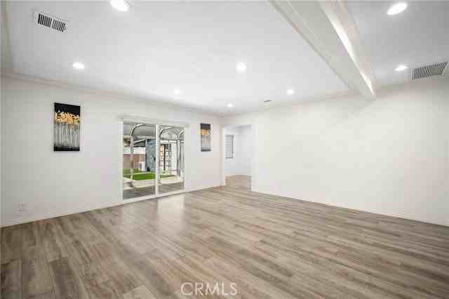 11007 Collett Ave - Photo 4 of 8