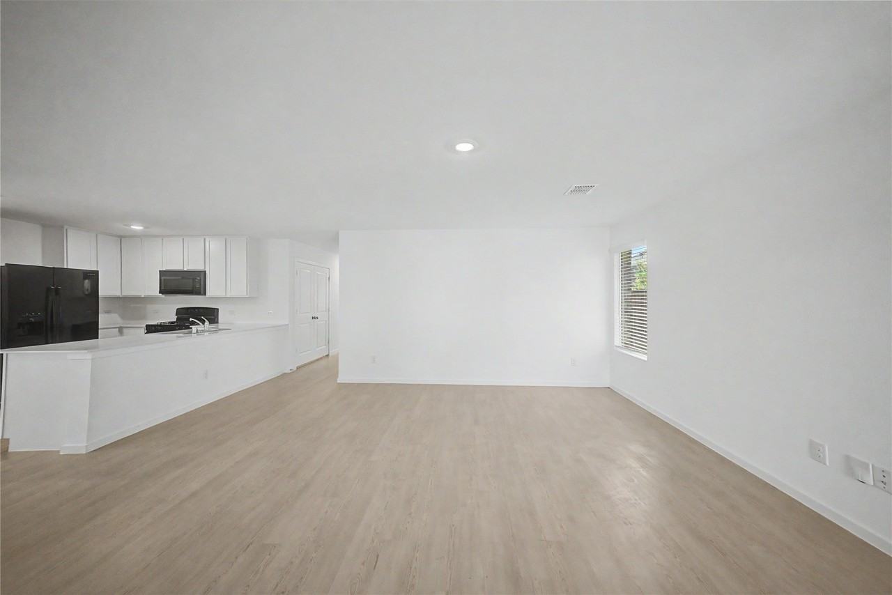 237 Ashbrook St - Photo 7 of 29