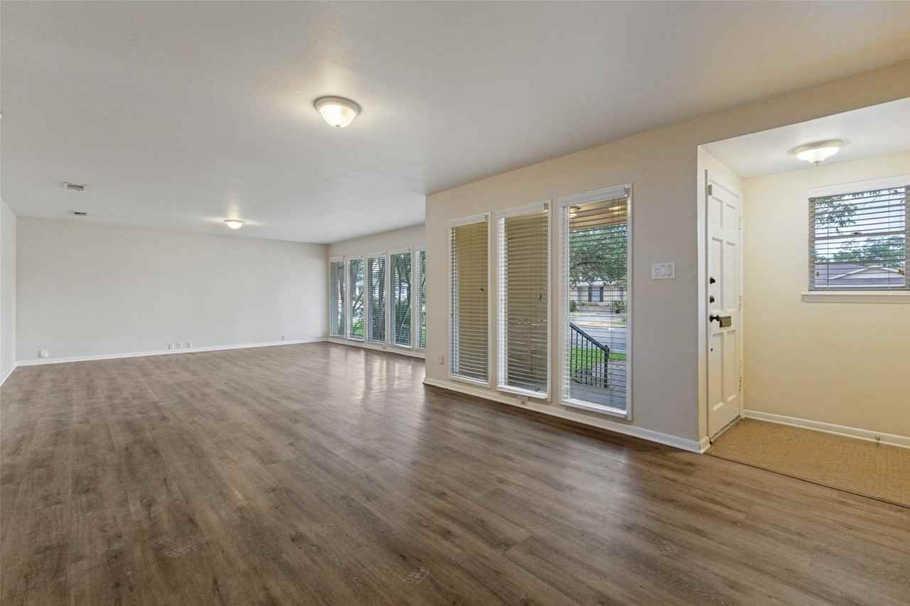 1303 Northlake Dr - Photo 5 of 26