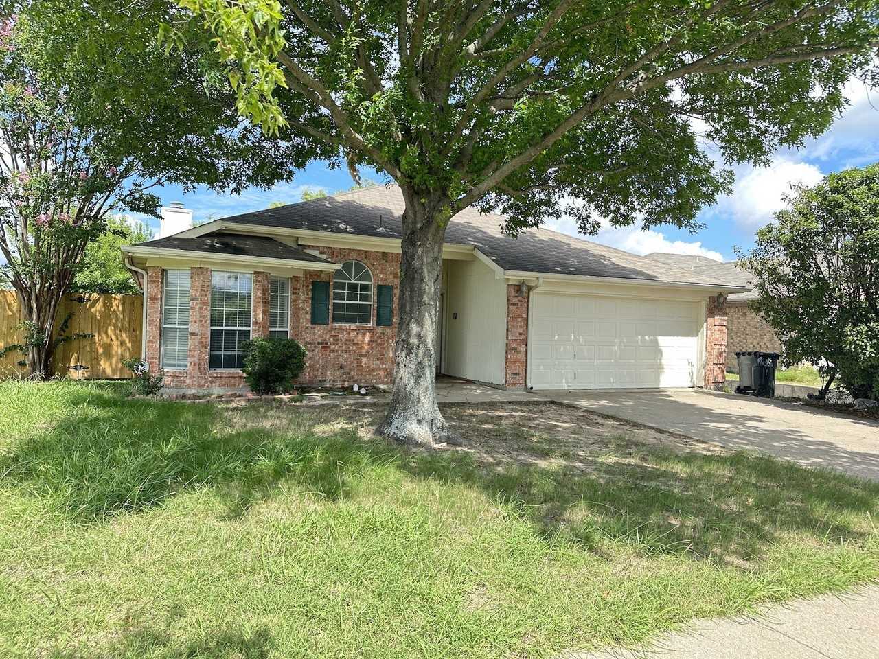1117 Edenbrook Dr - Photo 2 of 8