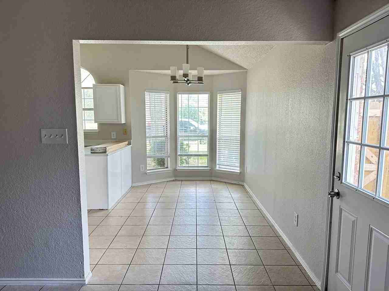 1117 Edenbrook Dr - Photo 3 of 8