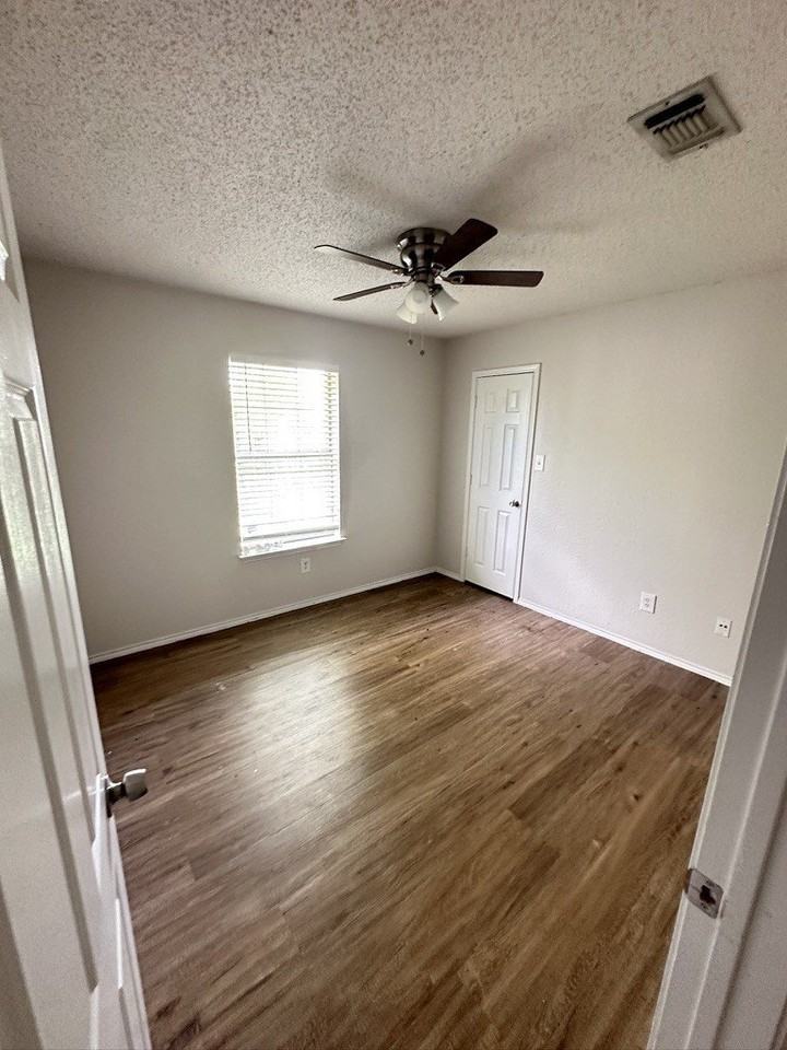 1117 Edenbrook Dr - Photo 4 of 8