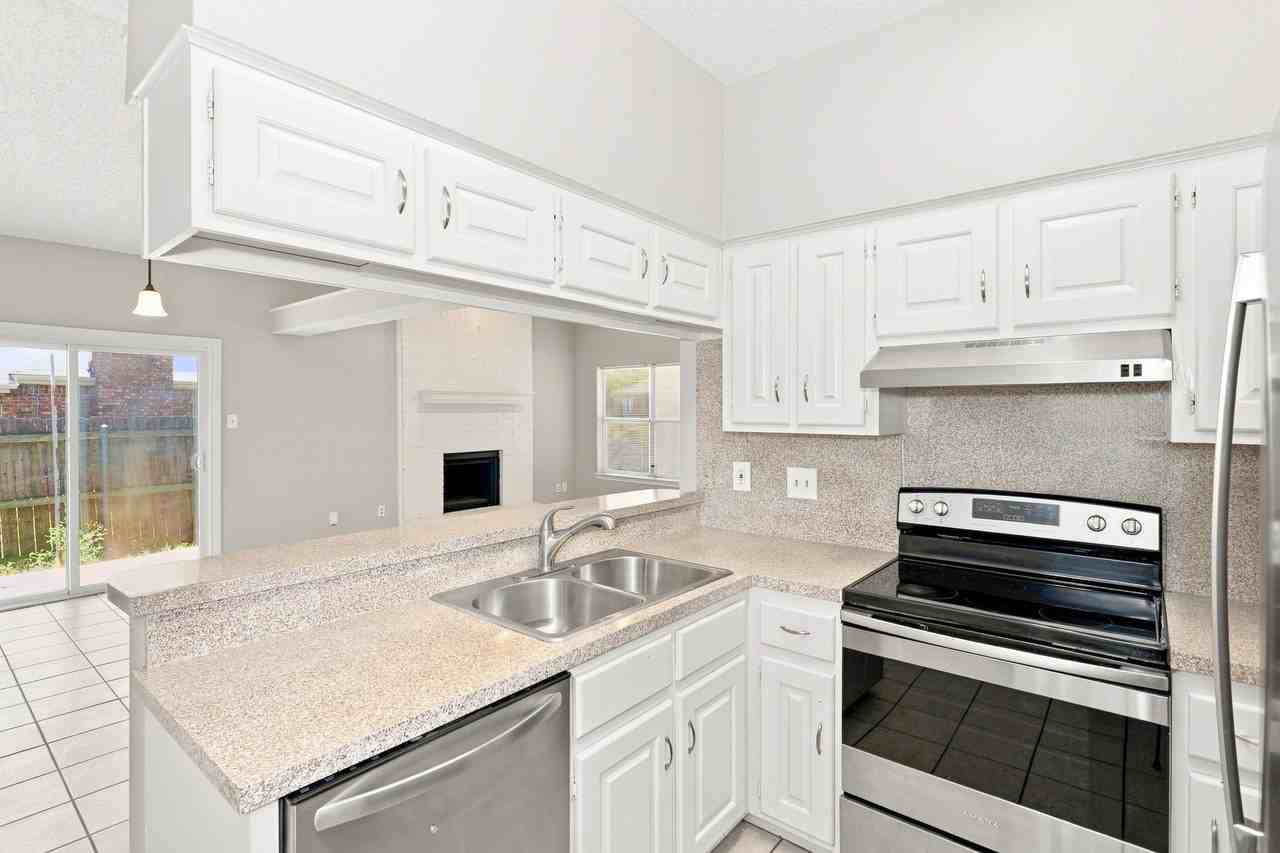 704 Monique - Photo 2 of 11